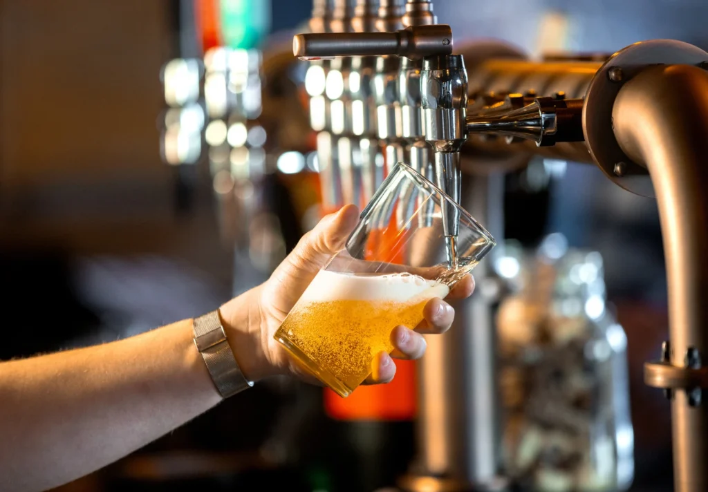 A worker pouring a pint & adhering to the ALPH qualification