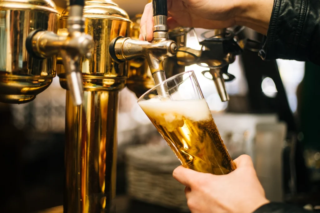 A worker pouring a pint & adhering to the ALPH qualification